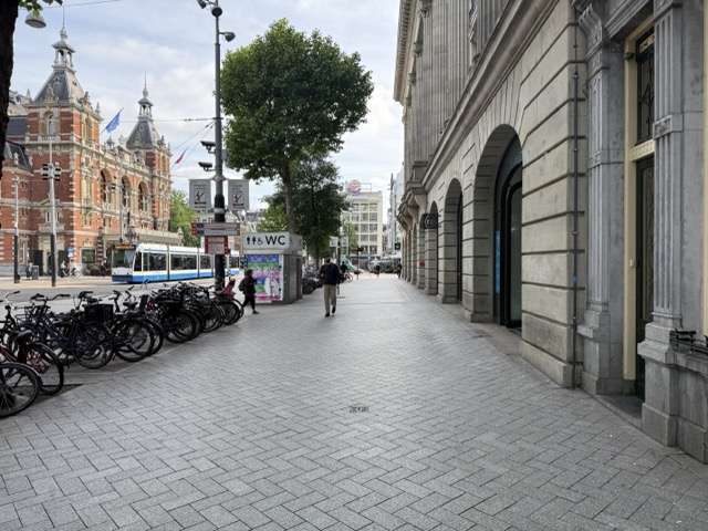 Side view of the Apple Store showing where the Albert Heijn delivery van was parked